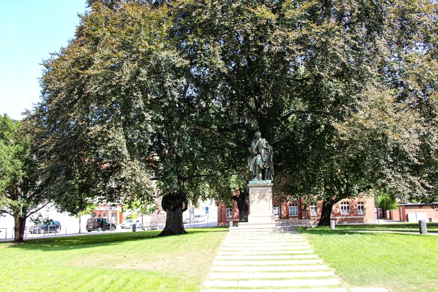 denkmal-fuer-johann-joachim-wiinckelmann Auf dem Winckelmannplatz steht seit 1859 ein Denkmal für Johann Joachim Winckelmann