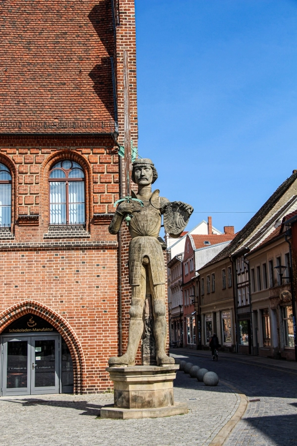 der-steinerne-roland Der steinerne Roland stammt aus dem Jahre 1525 und ist 7,80 m hoch