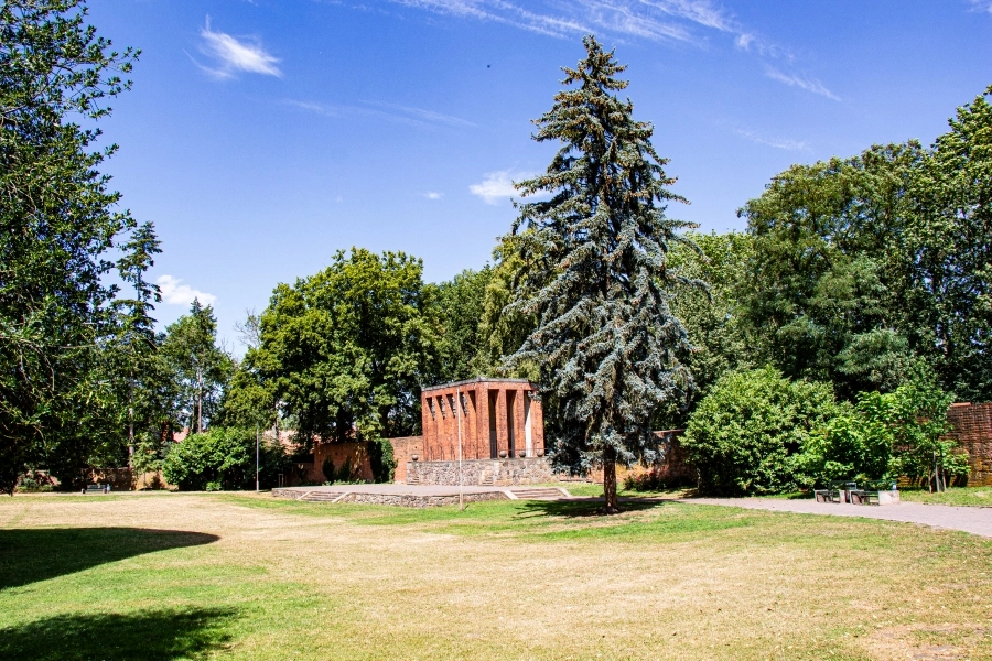 ehrenhalle-fuer-die-gefallenen-im-ersten-weltkrieg Die Ehrenhalle für die Gefallenen im Ersten Weltkrieg im Burgpark