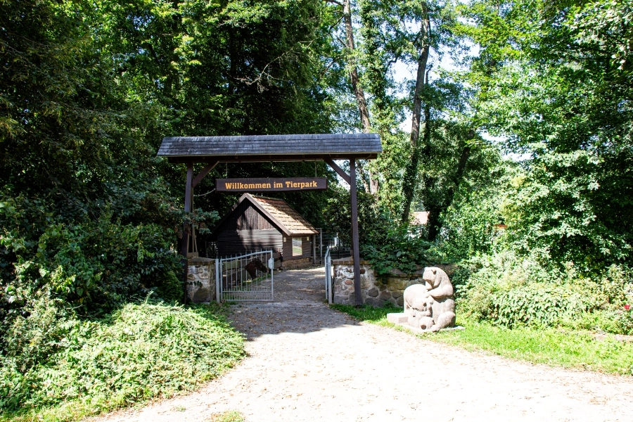 eingang-zum-tierpark Eingang zum Tierpark im Park des Friedens