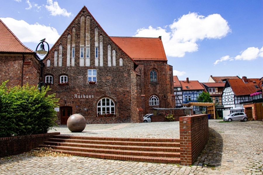 heutiges-rathaus-salzwedels Das heutige Rathaus befindet sich in einem Teil eines 1250 errichteten Franziskanerklosters