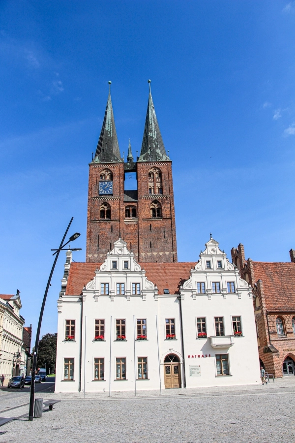 marienkirche-stendal Hinter dem Rathaus steht die 1447 geweihte Marienkirche