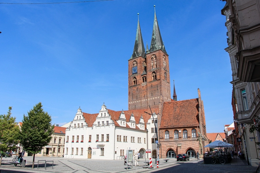 marktplatz-mit-rathaus-und-marienkirche Der Marktplatz mit dem Rathaus und der Marienkirche