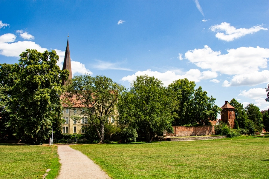 stadtmauer-salzwedel Die fünf Meter hohe und 3.300 Meter lange Stadtmauer wurde im 13. und 14. Jahrhundert errichtet
