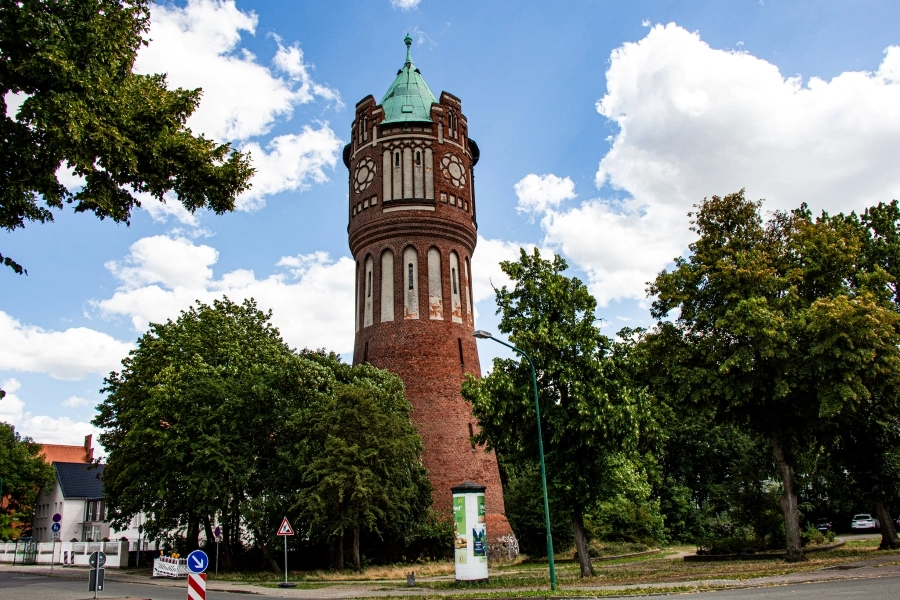wasserturm Rund 44 Meter hoch ragt der 1903 errichtete ehemalige Wasserturm