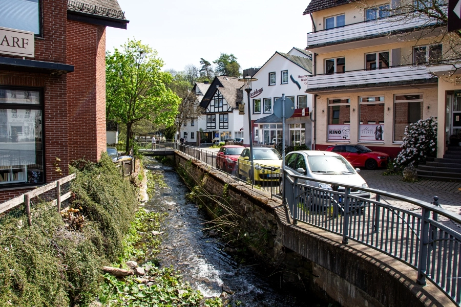 die-laasphe Die Laasphe fließt zwischen den Häusern durch den Ort