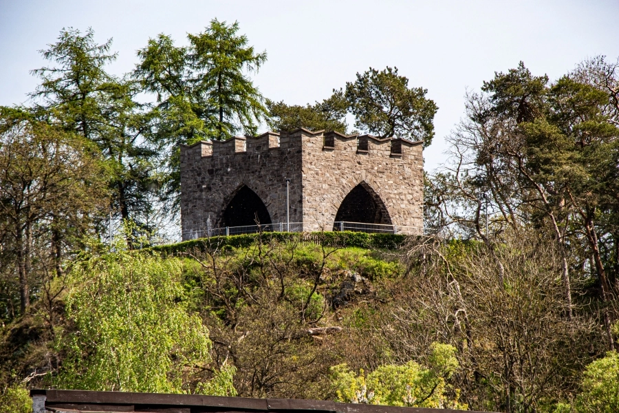 kriegerdenkmal Das Ehrenmal "Steinchen" liegt oberhalb des Stadtzentrums als Erinnerungsmal für die Kriegsgefallenen