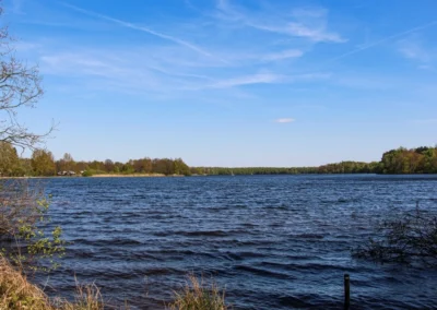 Der Altwarmbüchener See ist ein künstlich angelegter See
