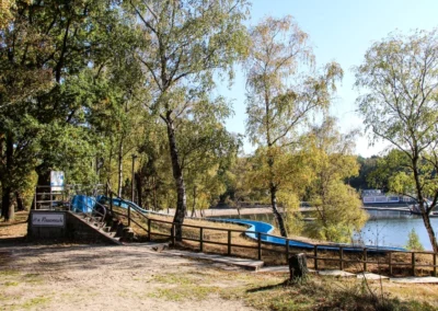 Die Wasserrutsche am Blauen See