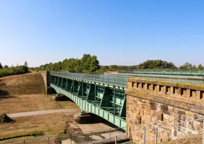 Brücke des Mitellandkanals über die Leine von oben