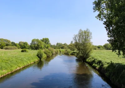 Der Weg kreuzt wieder einmal die Leine