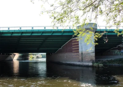 Die Leine fließt unter dem Mittellandkanal durch