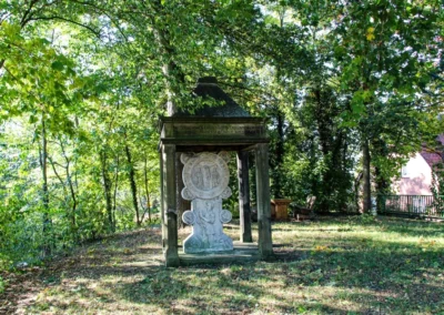 Das Herzog-Albrecht-Denkmal ist ein überdachter Kreuzstein in Schloß Ricklingen
