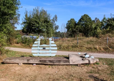 Lustige Bank am Wegesrand zwischen Empelde und Benthe