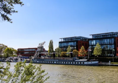 Restaurantschiff am Yachthafen