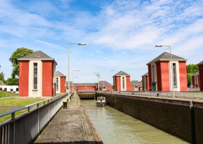 Die Schleuse Anderten ist auch als Hindenburgschleuse bekannt