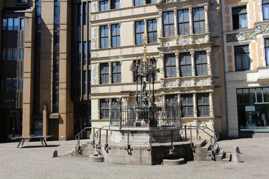 der-holzmarktbrunnen-am holzmarkt-vor-dem-leibnizhaus Der Holzmarktbrunnen