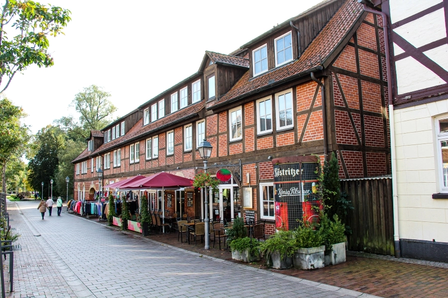 fussgaengerzone In der Fußgängerzone der Stadt reihen sich Geschäfte und Lokale aneinander