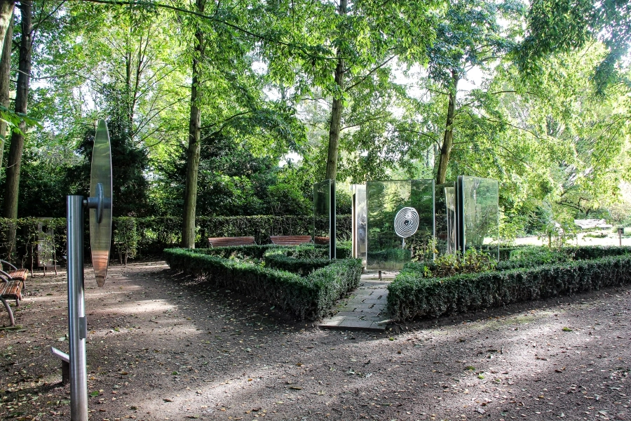 garten-der-sinne Umringt von Sibirischen Erlen liegt versteckt der Garten der Sinne